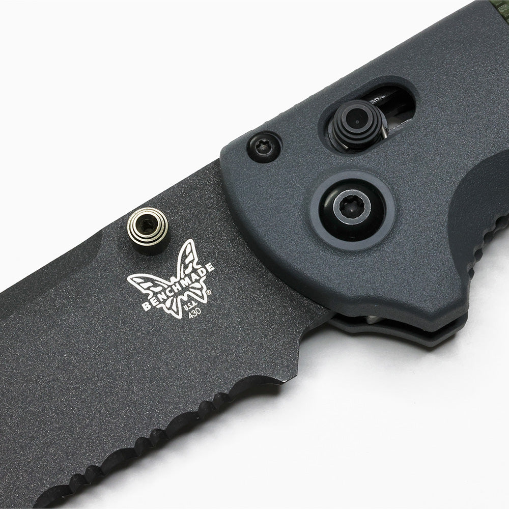 BENCHMADE | REDOUBT | SERRATED POCKET KNIFE